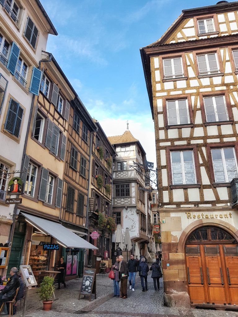 Starte deine Sightseeing-Tour durch Straßburg am Place de la Cathédrale. Das Liebfrauenmünster zu Straßburg, (auf französisch: Cathédrale Notre-Dame de Strasbourg) ist ein römisch-katholisches Gotteshaus und die Hauptsehenswürdigkeit der Stadt. Sie gehört zu den bedeutendsten Kathedralen Europas sowie zu den größten Sandsteinbauten der Welt. Von 1647 bis 1874 - also 227 Jahre lang - war es mit seinen 142 Metern das größte Gebäude der Welt. Das Münster ist bis heute das Wahrzeichen des Elsasses und bereits vom 3 km entfernten deutschen Rheinufter, den Vogesen und sogar vom Schwarzwald aus sichtbar.